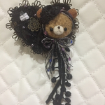 羊毛フェルトで作ったヘッドドレスクマ君のアンティーク風ブローチ
