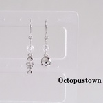 万能な力を発揮する ダイヤカット水晶と骸骨と魚の骨のピアス（シルバーカラー）
