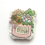 多肉寄せ植え刺繍ブローチ(チャーム変更可)