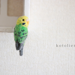 【mogu0531さまオーダー作品】しがみつき鳥さんブローチ（セキセイインコ）