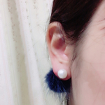 ネイビーファーのバックキャッチピアス