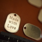 CHS5 ハンドメイドレトロプレート　手作りチャーム　シルバー色「Made with Love」 5個