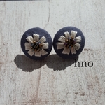 刺繍★クルミボタン★ピアス