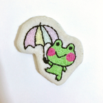 雨傘かえるの刺繍ブローチ🐸