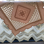 ハーダンガー刺繍のドイリー
