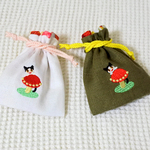 きのこと猫の刺繍入り巾着袋