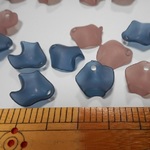 da・・様専用ページ✩アクリルチャーム（花びら紺10枚モーブ10枚）