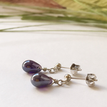 夜雨 チェコドロップのポストピアス タンザナイトヘタマイト