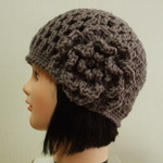 お花モチーフ付きニットキャップ　成人女性用　チャコールグレー