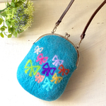 リボン柄の羊毛刺繍スマホケース（トルコブルー）