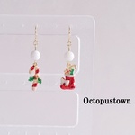 ☆*:Xmas:*☆ 雪とクリスマスブーツとステッキのアシンメトリーピアス（ゴールドカラー）