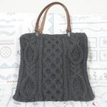 ＊＊komi08様専用＊＊＜ニット＞縄編みのペタンコバッグ（濃いグレー）＋ニットモチーフペタンコバッグ（ピンク×白）