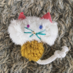  毛糸で遊びすぎた猫ブローチ