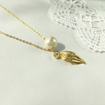 天使のネックレス⭐︎コットンパールと金のリーフに小さなクリスタル