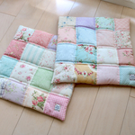 * ラプセニ *【２枚セット・極厚タイプ】42cm×42cm　四角つなぎのパッチワーク　ミニおざぶ　pieni kukka