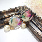 白い葉っぱとピンクの花びらのピアス/イヤリング