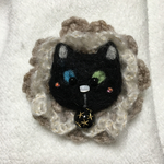 やんちゃな黒猫ビームのコサージュブローチ