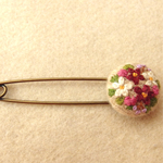 花の刺繍 ストール留めカブトピン