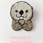 「らっこさん、おいしいKAI？」の刺繍ブローチ