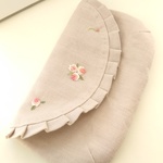 薔薇の刺繍ポーチ