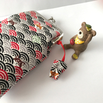 【再販】【送料無料】和柄の波間からワンちゃん(赤)