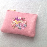 羊毛とフェルトのビオラと小花のポーチ  Pink