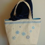 雪の結晶の帆布トートバッグ（手刺繍＆ビーズ）