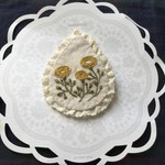 雫の形の花の刺繍ブローチ  「芥子色  からしいろ」