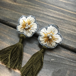 フラワー刺繍タッセル イヤリング