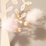 ファーとパールのフープピアス