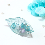 雪の華舞うあじさいのリーフブローチ　－Blue－