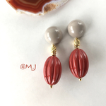 グレージュ×コーラルレッドのピアス・イヤリング