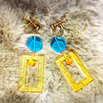 Active ブルー×イエローのレクタングルフープイヤリング／ピアス