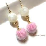 300円☆小ぶりファーボールチャーム(ピンク)☆ラウンドホワイトのピアス/イヤリング