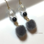 300円☆小ぶりファーボールチャーム(グレー)☆ラメ入ビーズピアス/イヤリング