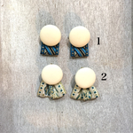 フェイクレザーとチロリアンピアス(白)