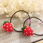 hiyo*hiyoいちごのあみぐるみのヘアゴム(✻´ν`✻)