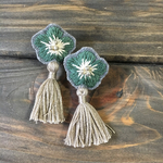 フラワー刺繍タッセルイヤリング