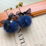 リボン付きファーボールピアス/イヤリング ブルー