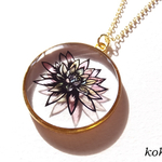 【切り絵レジン】　虹色蓮　ネックレス