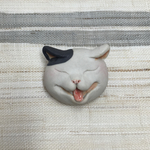 陶器 ブチ猫(あくび)のブローチ(´Д` )