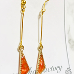 オレンジシェル入り三角ピアス