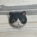 陶器 エキゾチック風 濃灰トラ白猫のブローチ( ° ω ° )