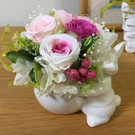 ピンクローズのアレンジ うさぎの花器 プリザーブド