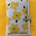 Ａ６対応お薬手帳ケース（NA-79)　黄色の花