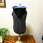 U／Shiho《SSサイズ現品限り》グレー ヒョウ柄のパーカー犬服