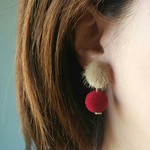 ふわふわファーとベロアのピアス ベージュ ボルドー 秋 冬 金属アレルギー対応 チタン 樹脂ピアス イヤリング 樹脂ノンホール