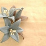 O様オーダー品：リネンのコサージュ＊ユリとつぼみ8.0cm（くすみブルー）