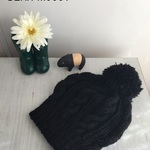 【fh0531様オーダー品】　ケーブル編みのニット帽ポンポンつき　＊black＊