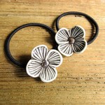 陶器でできたお花のヘアゴム